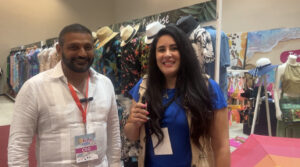 Nicole Valentina Con el Sr. Sudhir CEO de FEMODA. 